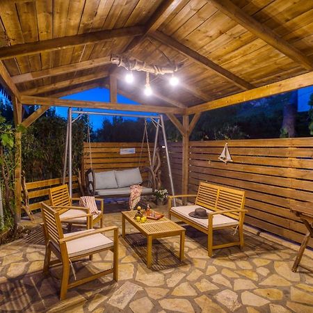 Christinas Lofts Apartment Agios Matthaios  ภายนอก รูปภาพ