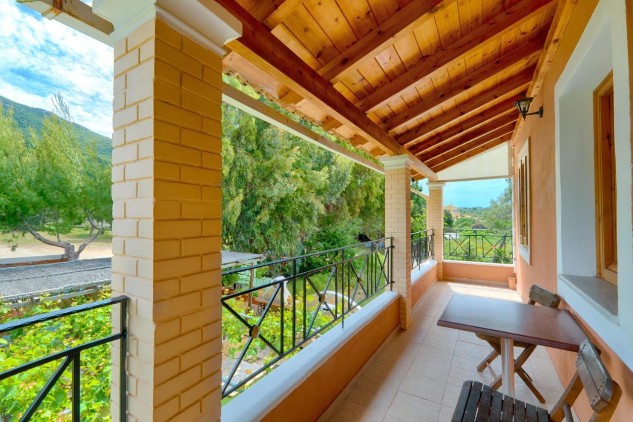 Christinas Lofts Apartment Agios Matthaios  ภายนอก รูปภาพ