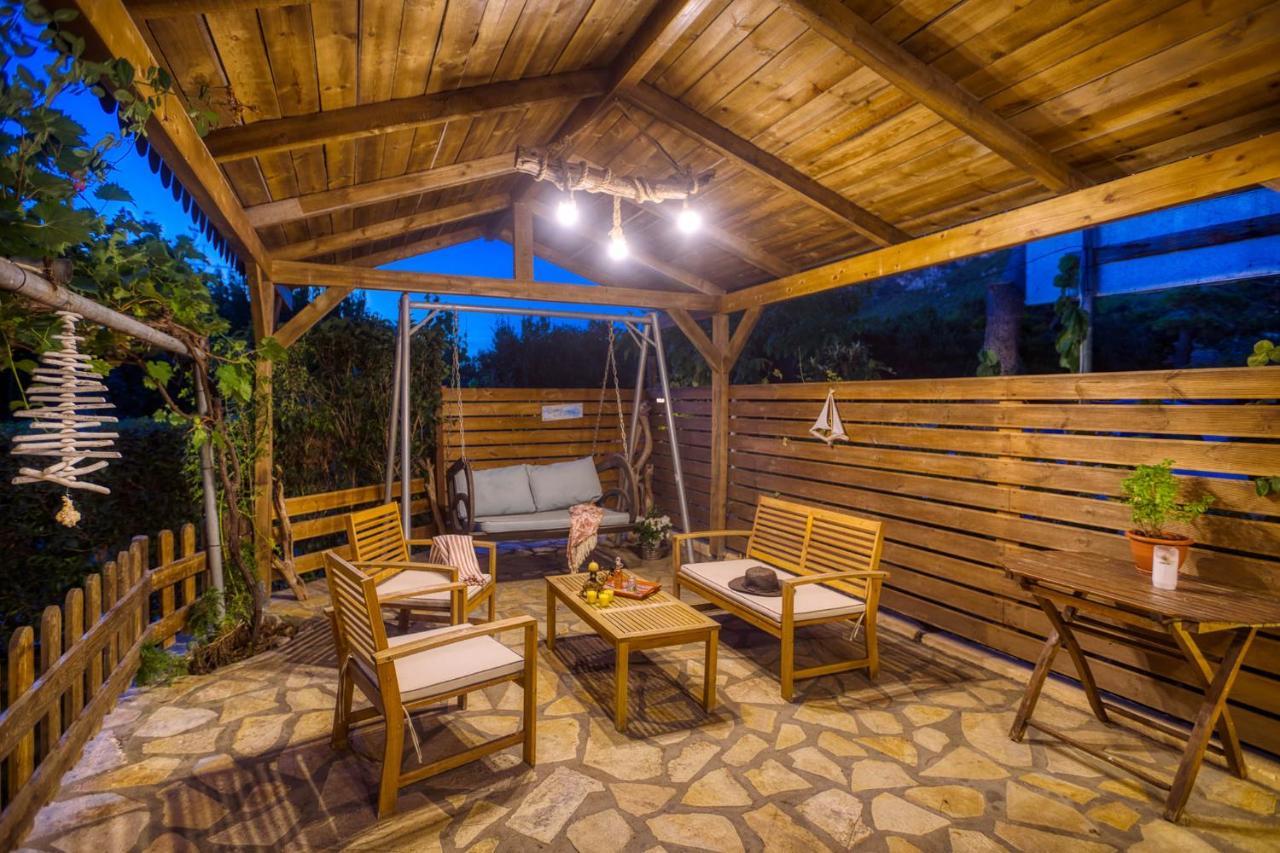 Christinas Lofts Apartment Agios Matthaios  ภายนอก รูปภาพ