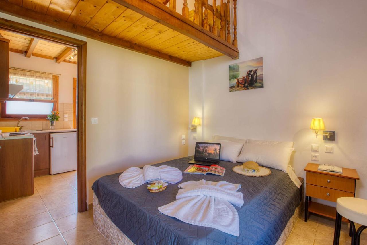 Christinas Lofts Apartment Agios Matthaios  ภายนอก รูปภาพ