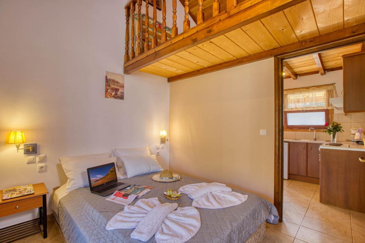 Christinas Lofts Apartment Agios Matthaios  ภายนอก รูปภาพ