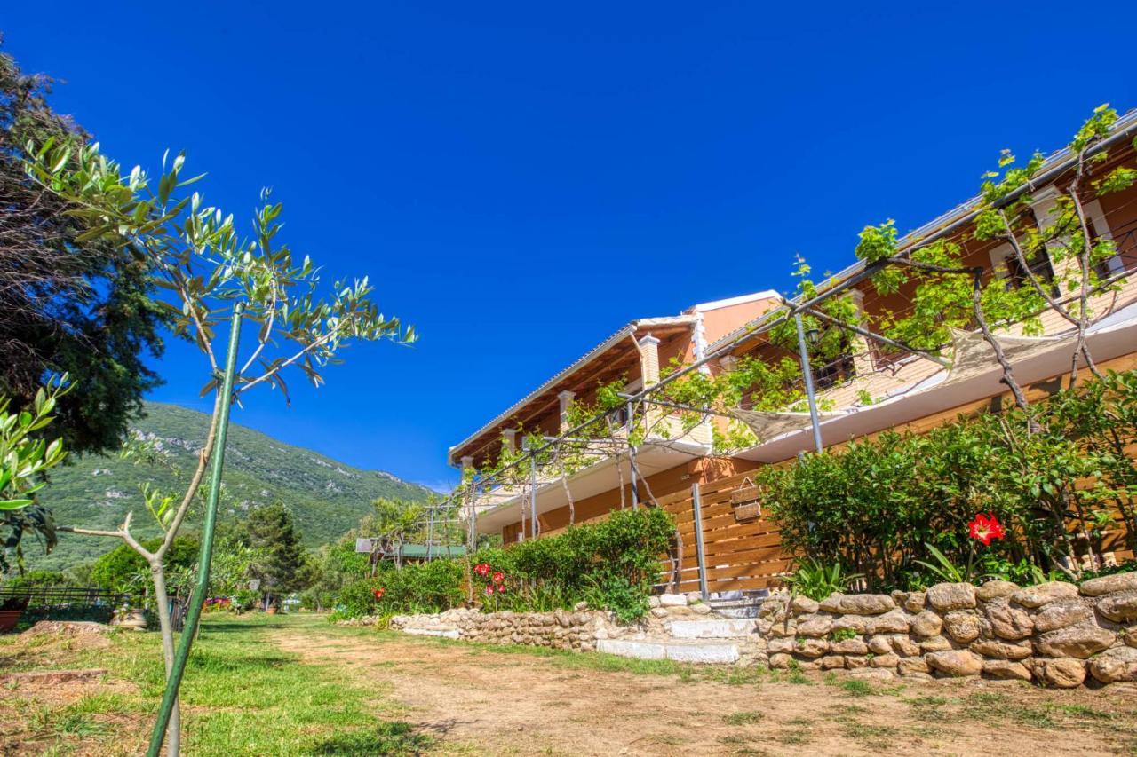 Christinas Lofts Apartment Agios Matthaios  ภายนอก รูปภาพ